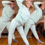 Kelli Erdmann Instagram - Cool pants always make us wanna dance 😎 DC: @cost_n_mayor 🎵: @sarahmadbell #dance #coffeeshop #happykelli #cnmchoreo