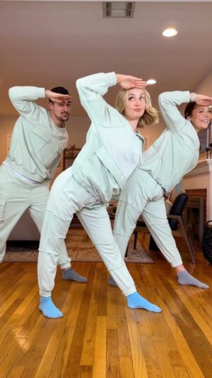 Kelli Erdmann Instagram - Cool pants always make us wanna dance 😎 DC: @cost_n_mayor 🎵: @sarahmadbell 

#dance #coffeeshop #happykelli #cnmchoreo