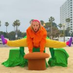 Kelli Erdmann Instagram - Beach Gymnastics 🤸 Ib: Masquerade! 🫶 #behindthescenes #greenscreen #greenman #beach #happykelli