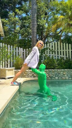 Kelli Erdmann Instagram - Who wants to see the results?! 😝

#happykelli #behindthescenes #bts #greenman