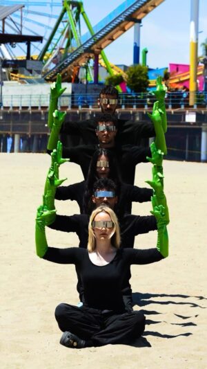 Kelli Erdmann Instagram - Santa Monica has a new attraction! 🎡

#urbantheory #tutting #dance #santamonica #happykelli