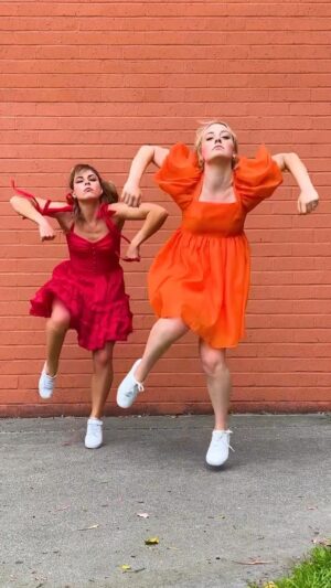 Kelli Erdmann Instagram - Almost cracked a smile at the end 😬Choreography by @margueritederricks 💃 😍

#dance #maiselchallenge #marvelousmrsmaisel #margueritederricks #happykelli