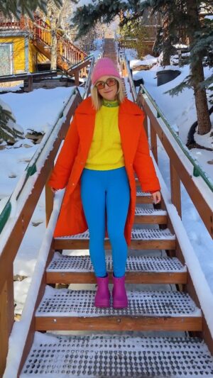 Kelli Erdmann Instagram - Chill vibes ❄️ 

DC: @realperrikiely 

#asitwas #dance #snowday #happykelli