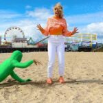 Kelli Erdmann Instagram - Gotta hand it to the green man 🖐️ #thing #behindthescenes #vfx #happykelli #santamonica