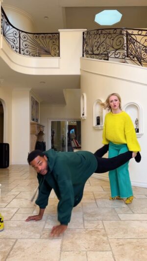 Kelli Erdmann Instagram - 💥 💥 🤝🤝 @kingbach dc: @cost_n_mayor 

#boomboomshakeshake #dance #chaos #kingbach #happykelli