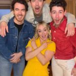 Kelli Erdmann Instagram - Green man face reveal 😱 #wafflehouse @jonasbrothers #jonasbrothers #behindthescenes