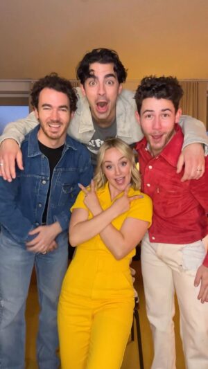 Kelli Erdmann Instagram - Green man face reveal 😱

#wafflehouse @jonasbrothers #jonasbrothers #behindthescenes