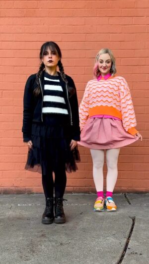 Kelli Erdmann Instagram - Opposites always attract. 🕷🌈
#wednesday #enid #dance #jennaortega #wednesdayandenid DC: @kevinbannier_