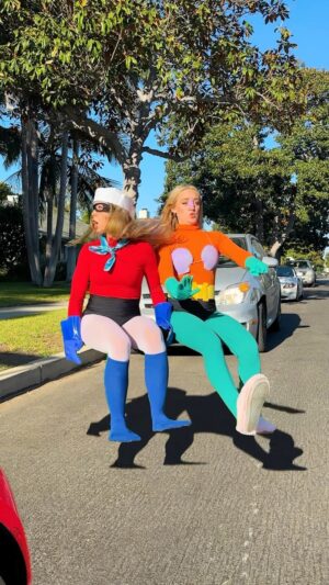 Kelli Erdmann Instagram - Mermaid Man and Barnacle Boy try to parallel park 🙈🚗

#mermaidmanandbarnacleboy #spongebob #invisibleboatmobile #parallelpark #halloween