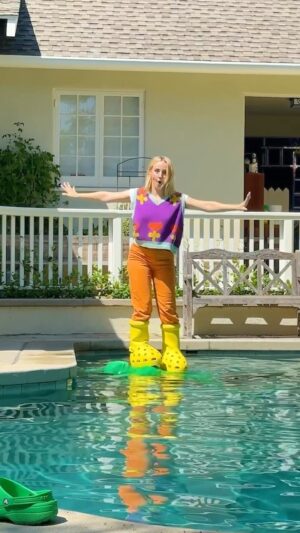 Kelli Erdmann Instagram - Trying out my magic boots! Who wants to see the results? 😅 

#behindthescenes #happykelli #bts #mschf #vfx #greenman