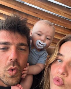 Kelly Bailey Instagram - From our bubble of love 🫧🎄❤️🪩🌟 sending hugs and kisses to you all x Christmas never felt so special