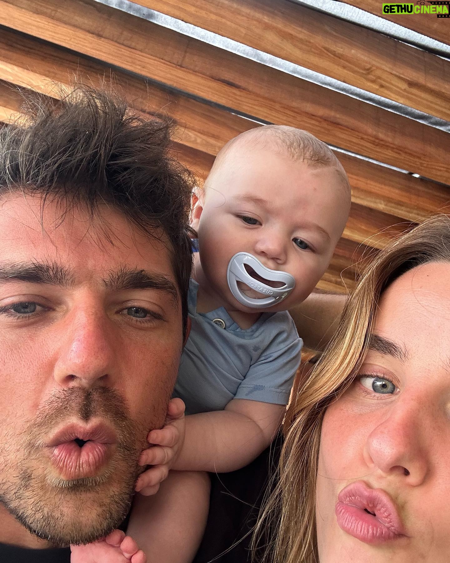 Kelly Bailey Instagram - From our bubble of love đ̧đâ¤ī¸đĒŠđ sending hugs and kisses to you all x Christmas never felt so special