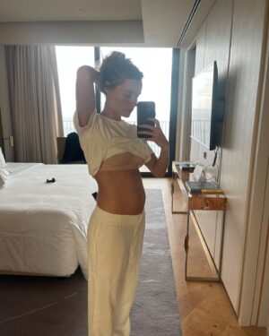 Kelly Bailey Instagram - 2023 O ano em que fui casa 🤍🐣 
Dá para ver que o Blue estava muito bem e não queria sair 😅

I know I'm going to miss this bump and those kicks one day.