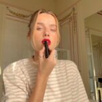 Kelly Bailey Instagram - #pub Holiday season 🎀 With @armanibeauty #LuminousSilk #FluiSheer #ArmaniLipPower #EyeTint #armanibeauty
