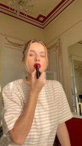 Kelly Bailey Instagram - #pub Holiday season 🎀 With @armanibeauty #LuminousSilk #FluiSheer #ArmaniLipPower #EyeTint #armanibeauty
