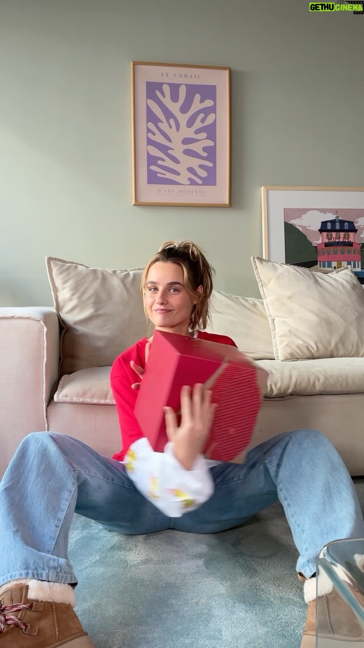 Kelly Bailey Instagram - Christmas journey starting today! Smells coffee. Tastes Christmas! 🧚♀️🦋🎄🦦#nespressofestive