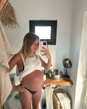 Kelly Bailey Instagram - 2023 O ano em que fui casa 🤍🐣 
Dá para ver que o Blue estava muito bem e não queria sair 😅

I know I'm going to miss this bump and those kicks one day.
