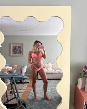 Kelly Bailey Instagram - 2023 O ano em que fui casa 🤍🐣 
Dá para ver que o Blue estava muito bem e não queria sair 😅

I know I'm going to miss this bump and those kicks one day.
