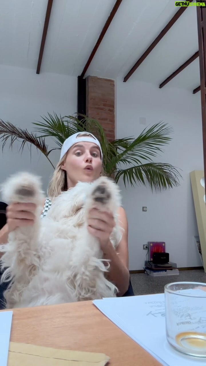 Kelly Bailey Instagram - O que não pode faltar na minha manhã 🫣🧚♀️ @nespresso.pt Pub