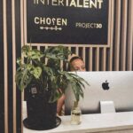 Kelly Brook Instagram - The Offices of @intertalentgroup are what Dreams are made of!! Amazing to represented by such a wonderful team of creatives!!! Love our Monday Morning Meets 🙏🏻 #TeamWorkmakesDreamsWork