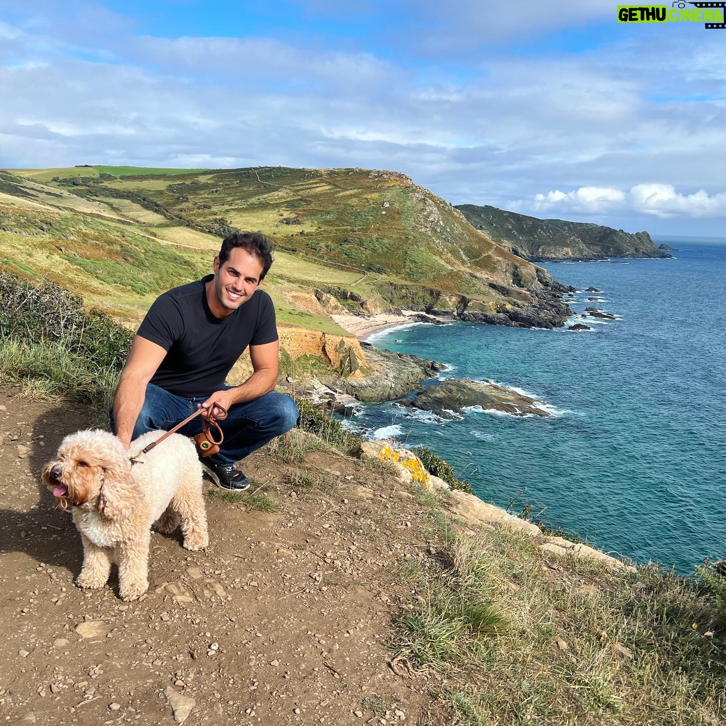 Kelly Brook Instagram - Beautiful Hikes, Stunning Beaches and the Most Delicious Food !! @gararockhotel π€© #gararockwalk We took the Gara Rock to Mill Bay Coastal Footpath ππ»ππ¦πβοΈπ€π¦π¦πΆπΎ
