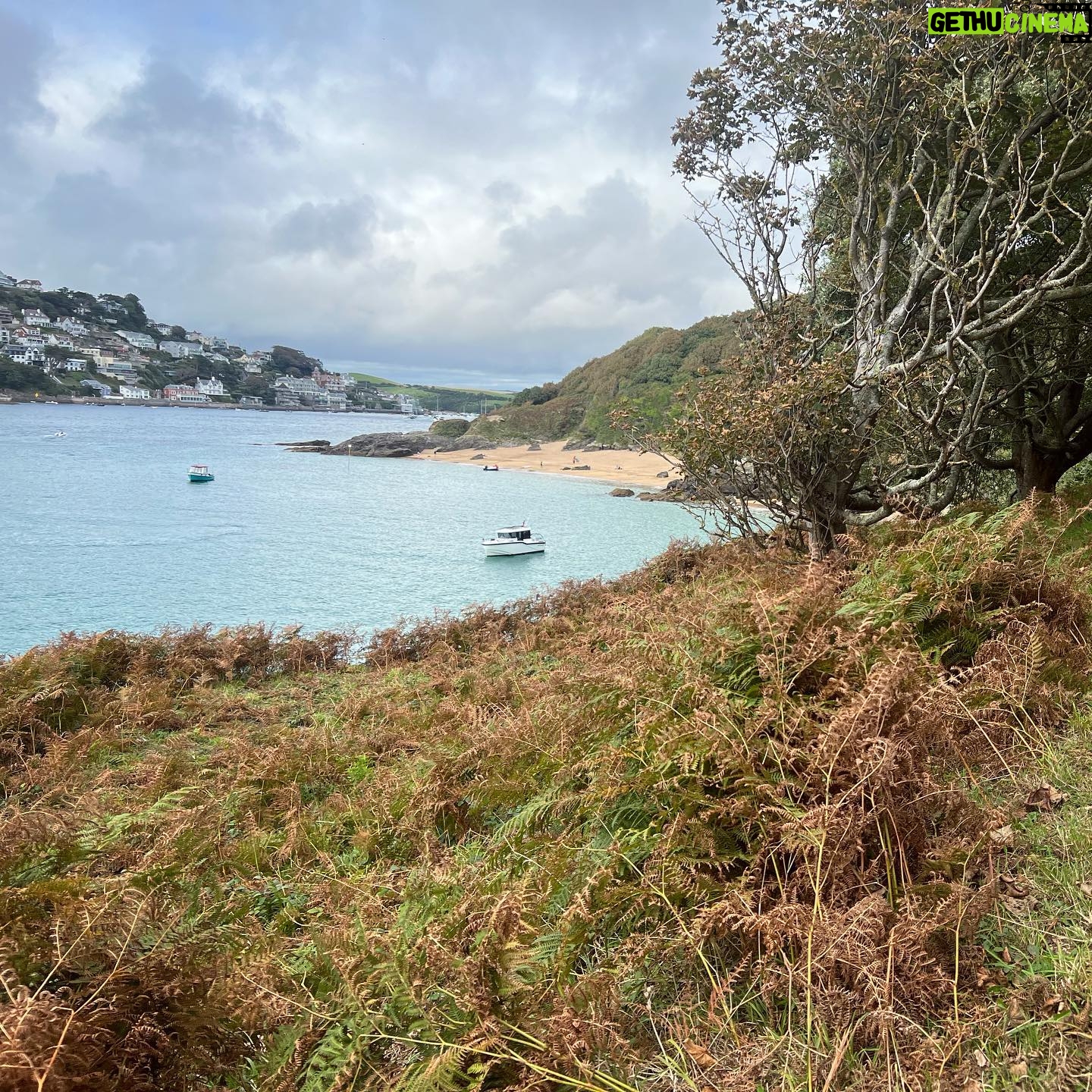 Kelly Brook Instagram - Beautiful Hikes, Stunning Beaches and the Most Delicious Food !! @gararockhotel π€© #gararockwalk We took the Gara Rock to Mill Bay Coastal Footpath ππ»ππ¦πβοΈπ€π¦π¦πΆπΎ
