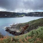 Kelly Brook Instagram - Beautiful Hikes, Stunning Beaches and the Most Delicious Food !! @gararockhotel 🤩 #gararockwalk We took the Gara Rock to Mill Bay Coastal Footpath 👍🏻🌊🦀🐚⚓️🚤🦞🍦🐶🐾