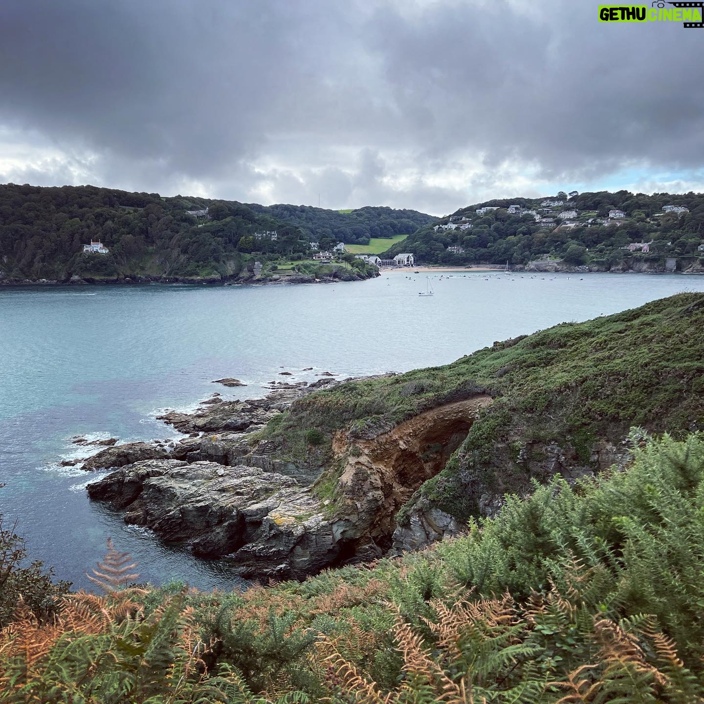 Kelly Brook Instagram - Beautiful Hikes, Stunning Beaches and the Most Delicious Food !! @gararockhotel π€© #gararockwalk We took the Gara Rock to Mill Bay Coastal Footpath ππ»ππ¦πβοΈπ€π¦π¦πΆπΎ