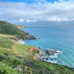 Kelly Brook Instagram - Beautiful Hikes, Stunning Beaches and the Most Delicious Food !! @gararockhotel 🤩 #gararockwalk We took the Gara Rock to Mill Bay Coastal Footpath 👍🏻🌊🦀🐚⚓️🚤🦞🍦🐶🐾