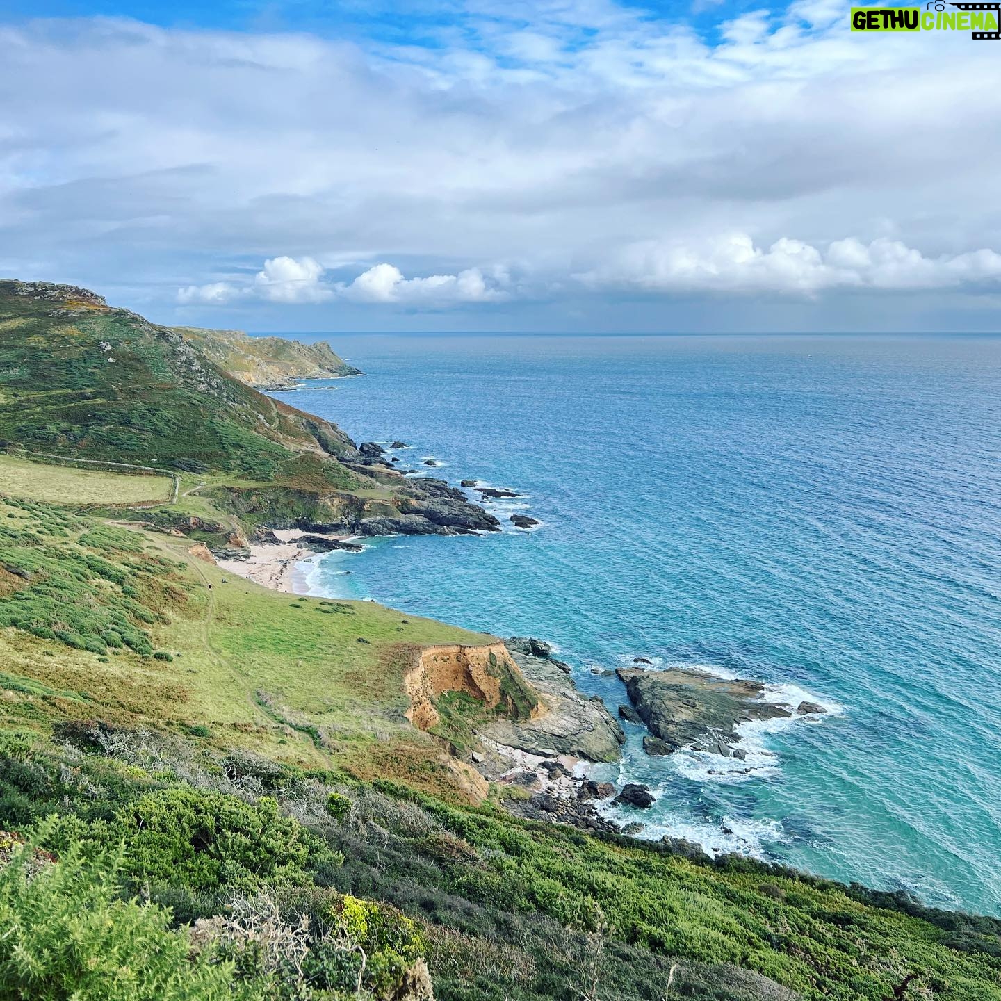 Kelly Brook Instagram - Beautiful Hikes, Stunning Beaches and the Most Delicious Food !! @gararockhotel π€© #gararockwalk We took the Gara Rock to Mill Bay Coastal Footpath ππ»ππ¦πβοΈπ€π¦π¦πΆπΎ