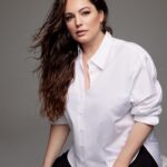 Kelly Brook Instagram - Thanks to @dankennedyphoto for these lovely new Portraits shot for my piece in @thetimes 🤍