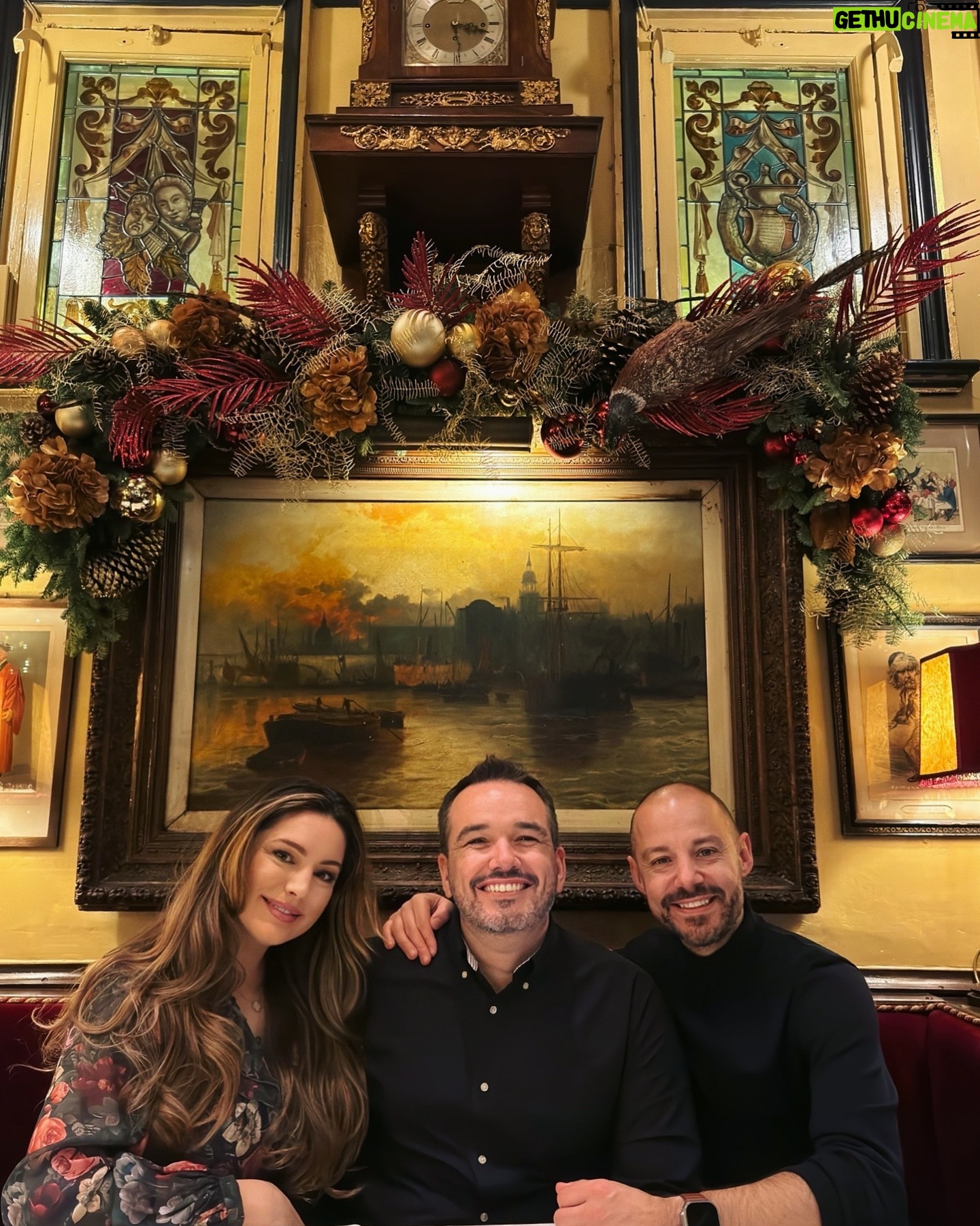 Kelly Brook Instagram - Dream Lunch thanks @jkjasonking @jamesatglobal @thisisheart #BondTable #007 @rules_restaurant 🎄🎂🥂
