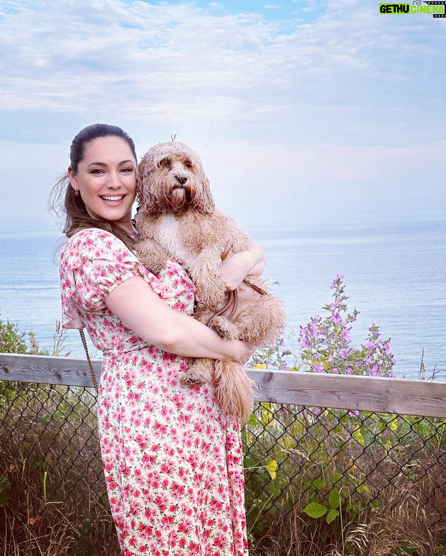 Kelly Brook Instagram - All the Miami Vibes in Bournemouth this weekend for Teddy! ππποΈπΆππΉ#DogFriendly