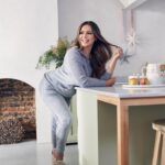 Kelly Brook Instagram - Cosy Collection @fandfclothing #fandfclothing #Tesco #Ad #MyEdit #TescoHome🎄🧸 @adamjamesrichardson 📸