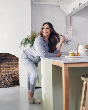 Kelly Brook Instagram - Cosy Collection @fandfclothing #fandfclothing #Tesco #Ad #MyEdit #TescoHome🎄🧸 @adamjamesrichardson 📸