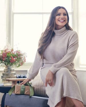 Kelly Brook Instagram - Cosy Collection @fandfclothing #fandfclothing #Tesco #Ad #MyEdit #TescoHome🎄🧸 @adamjamesrichardson 📸