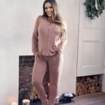 Kelly Brook Instagram - Cosy Collection @fandfclothing #fandfclothing #Tesco #Ad #MyEdit #TescoHome🎄🧸 @adamjamesrichardson 📸