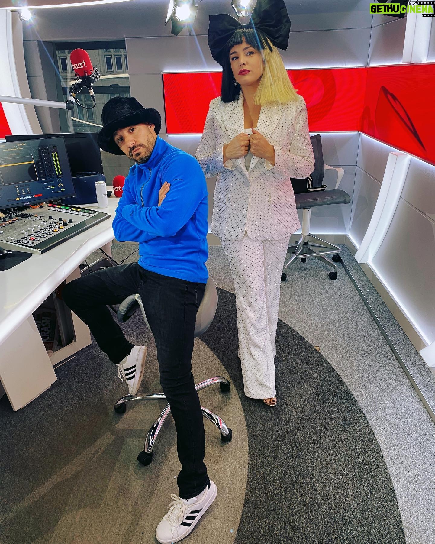 Kelly Brook Instagram - Cheap Thrillls!!!!!!!! @jkjasonking aka JK @thisisheart @globals_make_some_noise 🤩