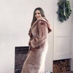 Kelly Brook Instagram - Cosy Collection @fandfclothing #fandfclothing #Tesco #Ad #MyEdit #TescoHome🎄🧸 @adamjamesrichardson 📸