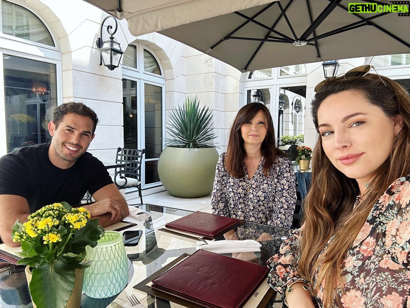 Kelly Brook Instagram - Lovely Birthday Weekend for @jeremyparisi 🏰🍦🐎☀️ @aubergedujeudepaume