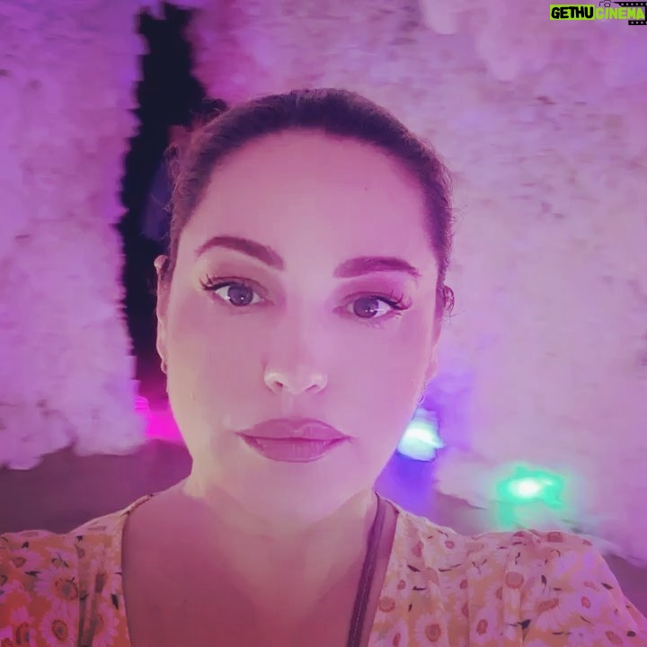 Kelly Brook Instagram - Candy Floss and Immersive Art @letshopscotch @visitsanantonio @traveltex #VisitSanAntonio #TexastoDo #LetsTexas 🌺🤠✨🇺🇸🌮🌹📍