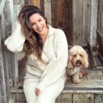 Kelly Brook Instagram - Cabin Fever 🥵 thanks @fandfclothing for Kitting me out this Autumn!!! All the Layers! #fandfclothing #Tesco #Ad 📸 @jeremyparisi