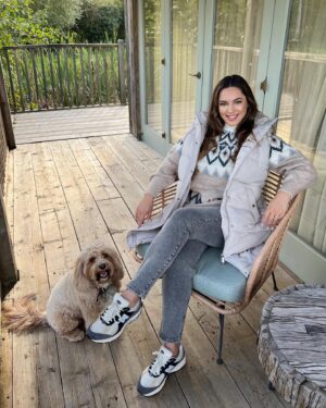 Kelly Brook Instagram - Cabin Fever 🥵 thanks @fandfclothing for Kitting me out this Autumn!!! All the Layers! #fandfclothing #Tesco #Ad 📸 @jeremyparisi