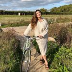 Kelly Brook Instagram - Cabin Fever 🥵 thanks @fandfclothing for Kitting me out this Autumn!!! All the Layers! #fandfclothing #Tesco #Ad 📸 @jeremyparisi