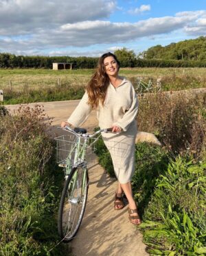 Kelly Brook Instagram - Cabin Fever 🥵 thanks @fandfclothing for Kitting me out this Autumn!!! All the Layers! #fandfclothing #Tesco #Ad 📸 @jeremyparisi