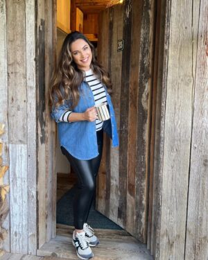 Kelly Brook Instagram - Cabin Fever 🥵 thanks @fandfclothing for Kitting me out this Autumn!!! All the Layers! #fandfclothing #Tesco #Ad 📸 @jeremyparisi