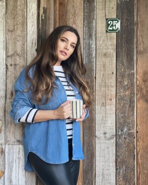 Kelly Brook Instagram - Cabin Fever 🥵 thanks @fandfclothing for Kitting me out this Autumn!!! All the Layers! #fandfclothing #Tesco #Ad 📸 @jeremyparisi