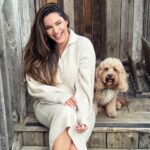 Kelly Brook Instagram - Cabin Fever 🥵 thanks @fandfclothing for Kitting me out this Autumn!!! All the Layers! #fandfclothing #Tesco #Ad 📸 @jeremyparisi