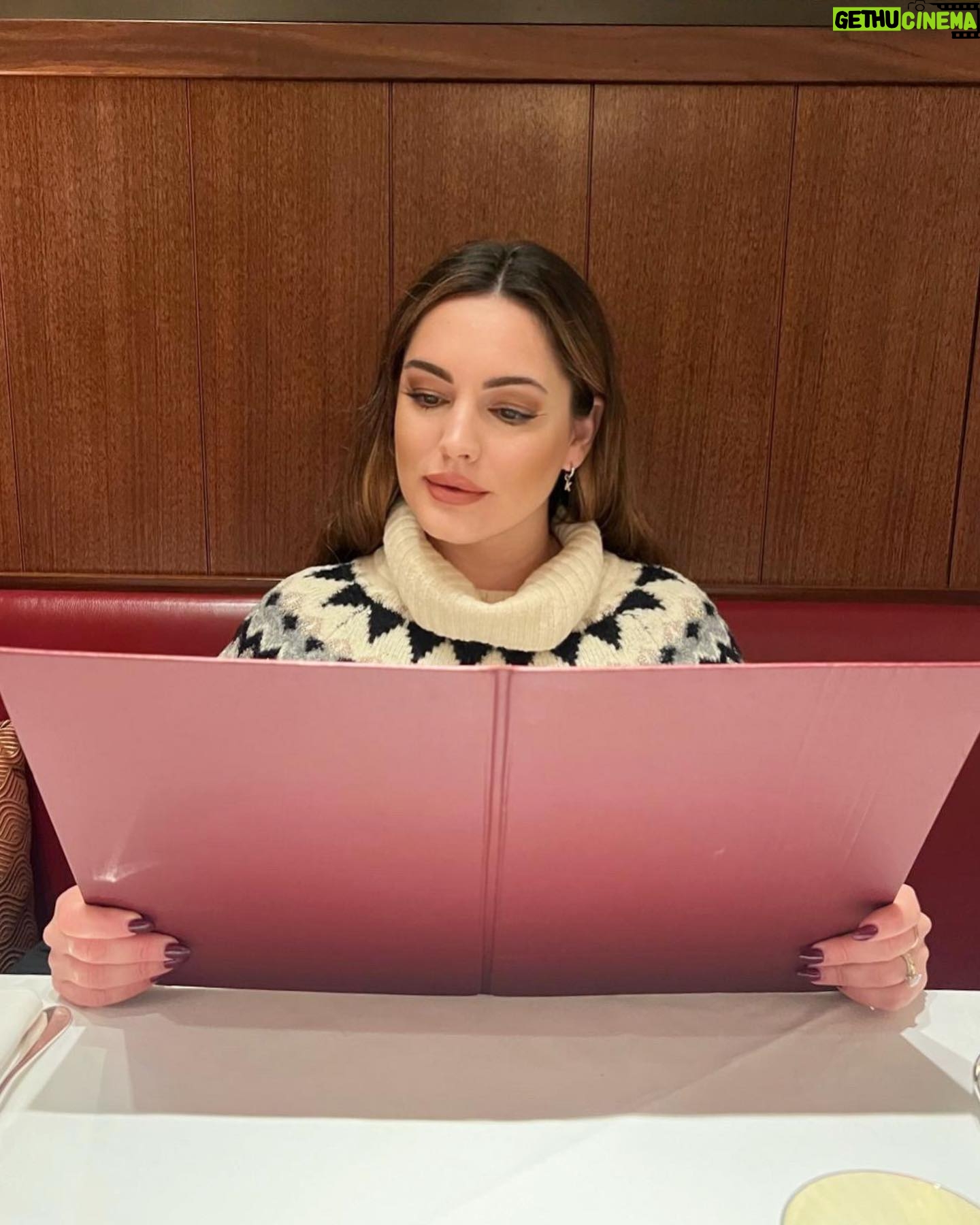 Kelly Brook Instagram - Annual Day out shopping for my Beautiful @smythson Diary 2024!!! Thank you @jeremyparisi The Gift of Dreams and lots of blank pages to fill full of adventures 🎁🎄✍🏻📔