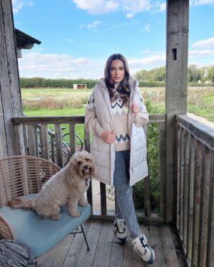 Kelly Brook Instagram - Cabin Fever 🥵 thanks @fandfclothing for Kitting me out this Autumn!!! All the Layers! #fandfclothing #Tesco #Ad 📸 @jeremyparisi